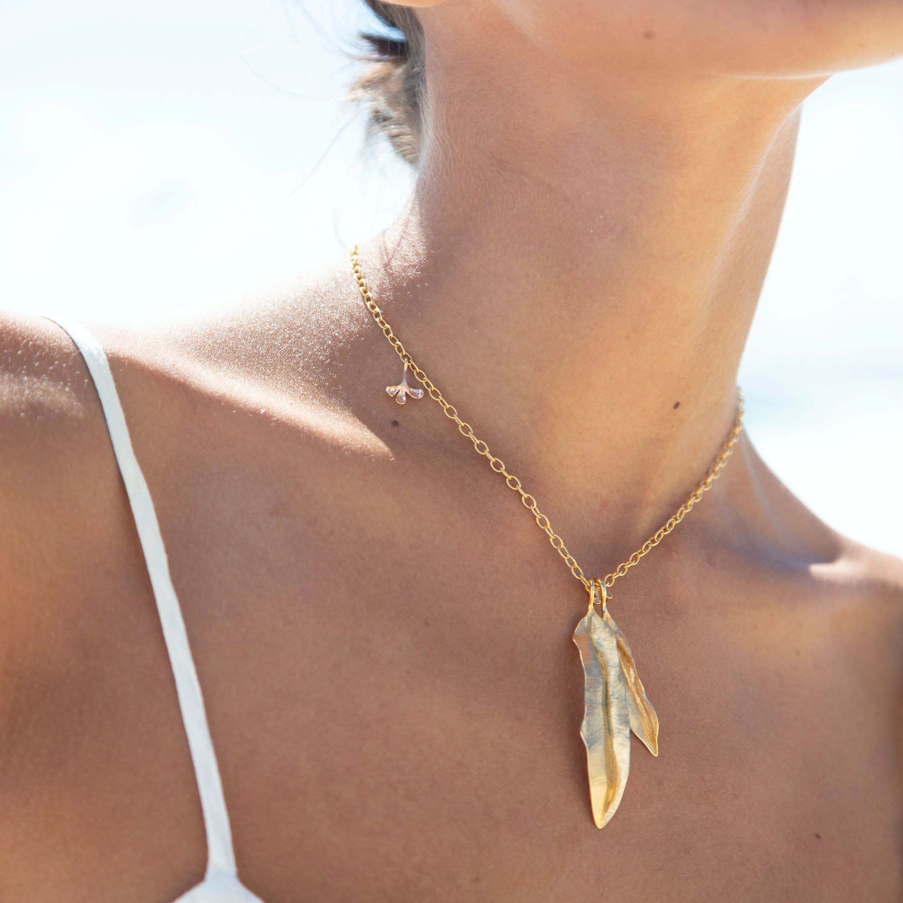 ole lynggaard medium and small yellow gold leaves pendant on collier
