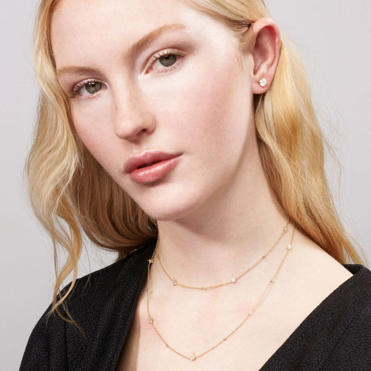 model wearing shooting star collier long wrapped twice around