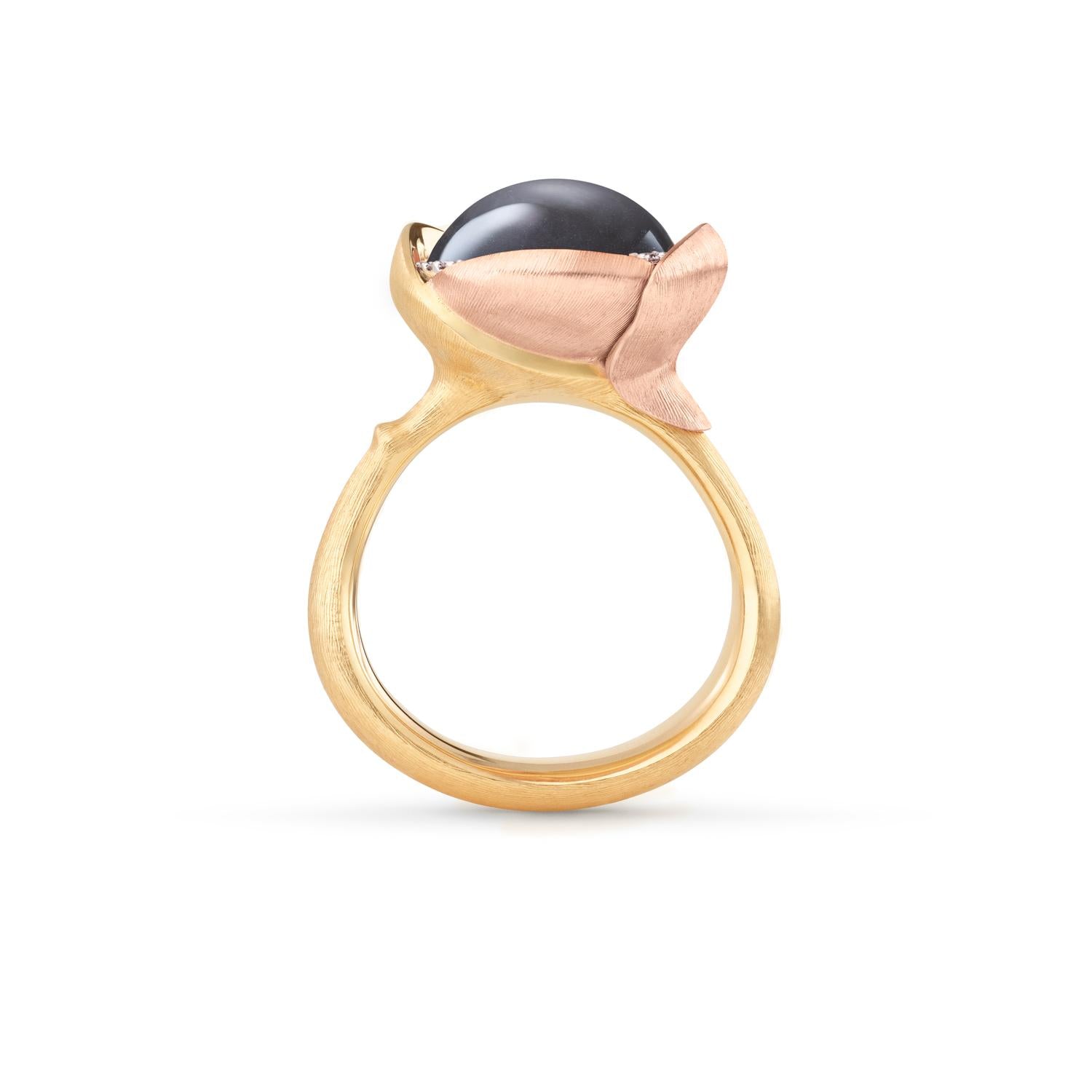 Ole Lynggaard Lotus ring no.3 grey moonstone profile view
