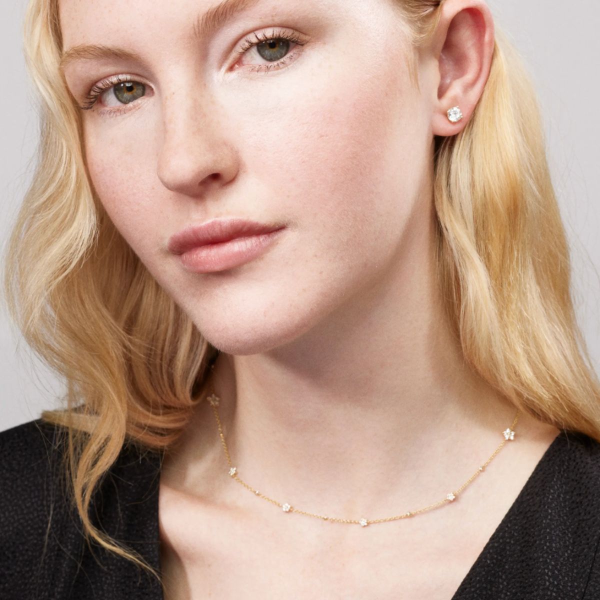 model wearing shooting star collier 40 - 42cm